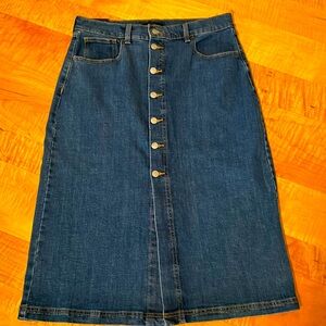 NWT women’s Banana Republic denim button up skirt with pockets, sz 12. See pics!